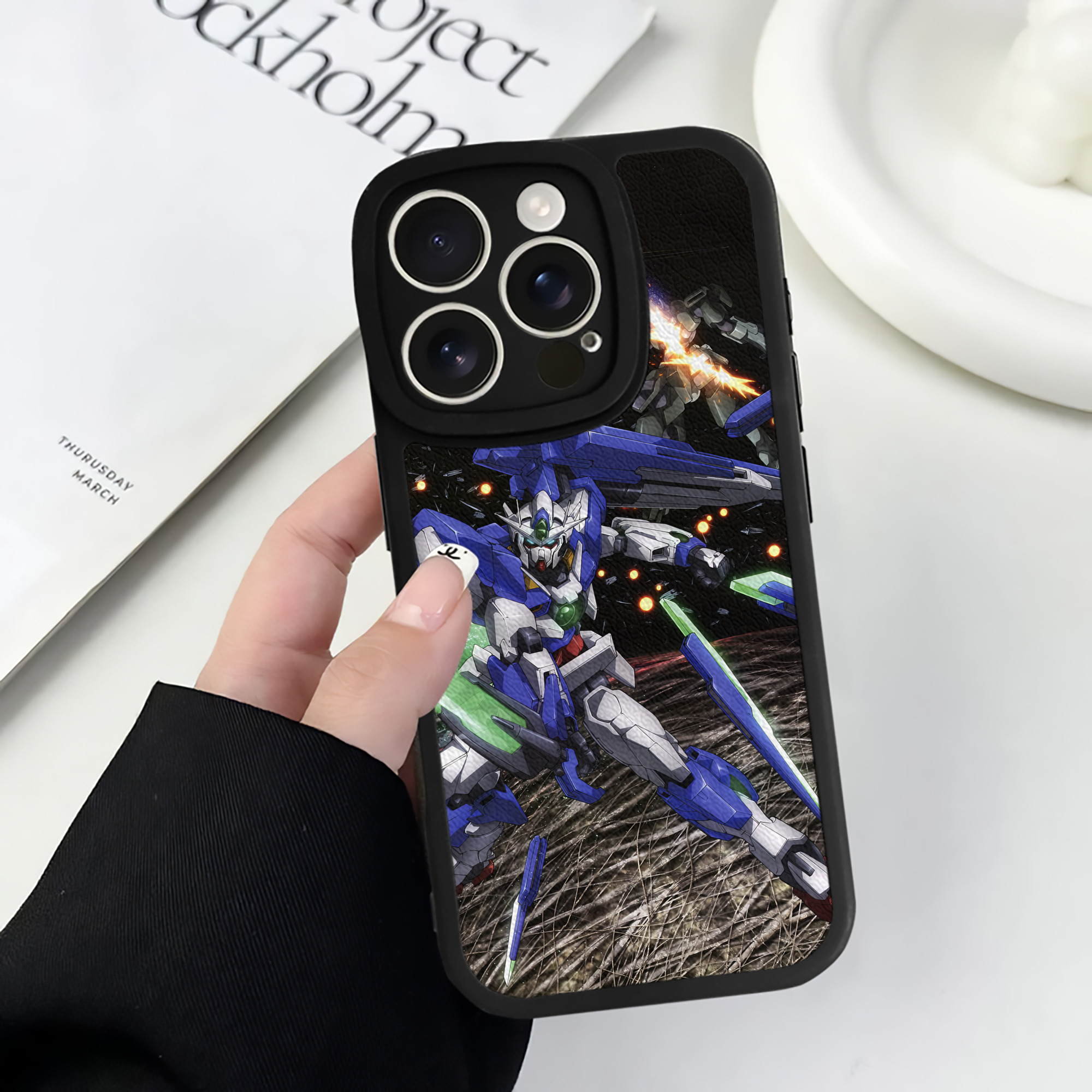 （画像用） 機動戦士ガンダム Mobile Suit Gundam 【iPhone 16シリーズ対応】シリコンスマホケース（レザー調） 材質：シリコン